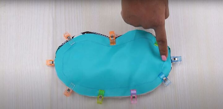 crazy easy tutorial shows how to make a sleep mask in just 10mins, Pinning and sewing the sleep mask edges
