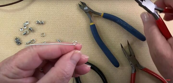 this simple tutorial makes pretty leather bracelets with beads, Creating a wire loop