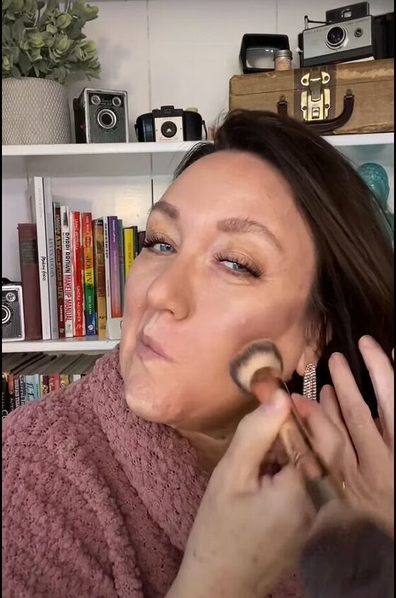 how to apply makeup with fingers tutorial for mature skin, Blending with a large soft brush