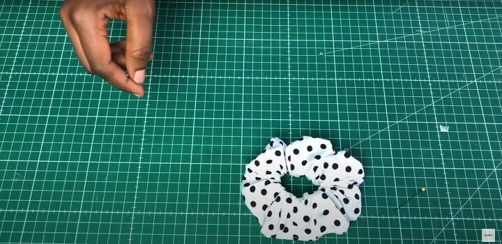3 cute easy ways you can sew a scrunchie, Simple scrunchie