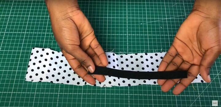 3 cute easy ways you can sew a scrunchie, Measuring the elastic band