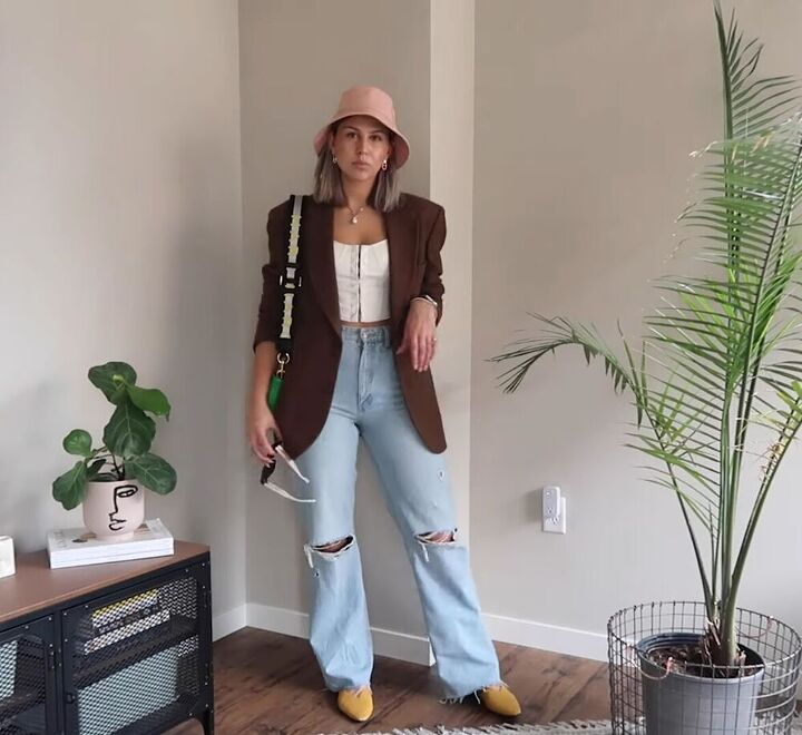 7 summer pants outfits that show off the season s latest trends, Jeans and light top with colorful accessories