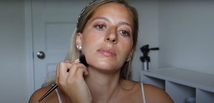 this soft summer makeup tutorial gives you a guaranteed natural glow, Blending the contour with a large brush