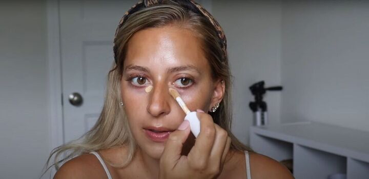 this soft summer makeup tutorial gives you a guaranteed natural glow, Applying concealer at the inner eye corners