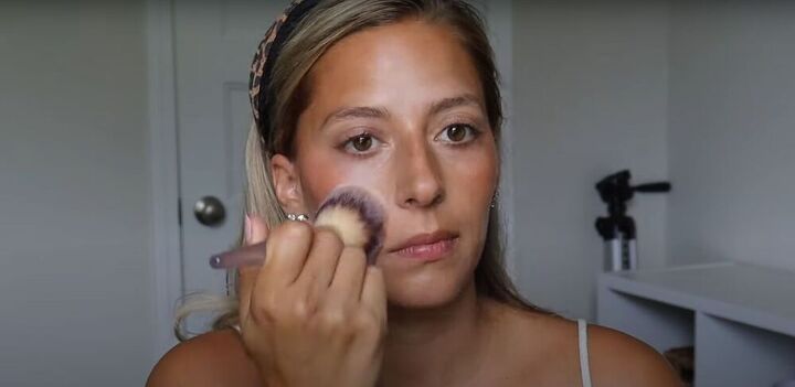 this soft summer makeup tutorial gives you a guaranteed natural glow, Applying powder over makeup