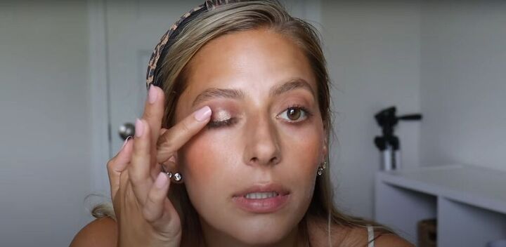 this soft summer makeup tutorial gives you a guaranteed natural glow, Blending eyeshadow with fingers