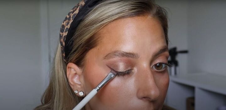 this soft summer makeup tutorial gives you a guaranteed natural glow, Creating a soft wing with an eyeliner brush