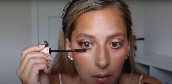 this soft summer makeup tutorial gives you a guaranteed natural glow, Applying mascara to eyelashes