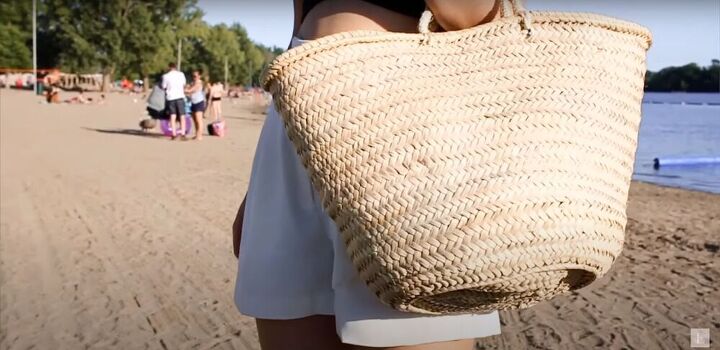 what to wear to the beach 3 simple summer beach outfits, Wicker tote bag for the beach