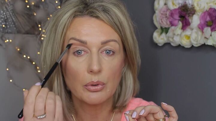 easy step by step makeup for mature hooded eyes, Blending the eyeshadow upwards