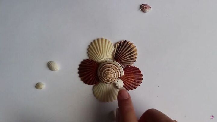4 diy seashell hair clip ideas that will release your inner mermaid, Filling in the gaps with smaller seashells