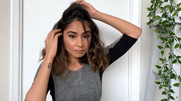 5 cute curly long bob hairstyles that are super easy to do, Pulling two strands forward to frame the face