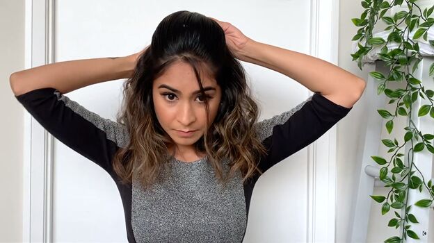 5 cute curly long bob hairstyles that are super easy to do, Pinning the hair in place