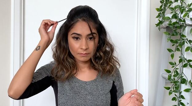 5 cute curly long bob hairstyles that are super easy to do, Using an eyeshadow brush to lift the hair