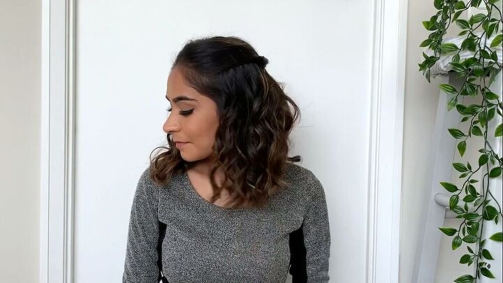 5 cute curly long bob hairstyles that are super easy to do, Curly long bob hairstyle with twist tie