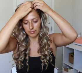 how to create perfect overnight heatless curls with the wrap method, Running fingers through the heatless curls