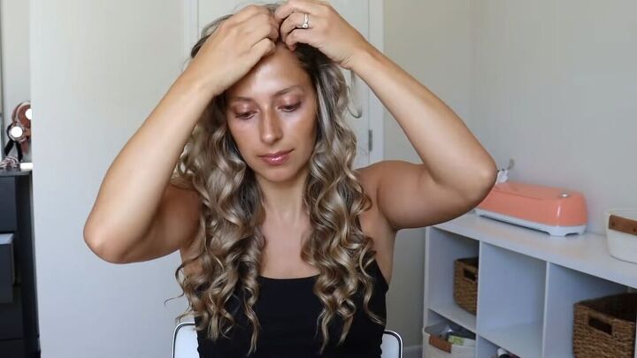 how to create perfect overnight heatless curls with the wrap method, Running fingers through the heatless curls