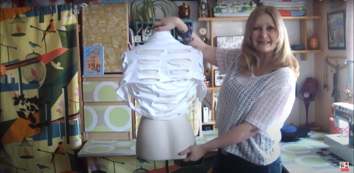 3 Cool Ways to Make a Scarf Necklace Out of Old T-Shirts | Upstyle