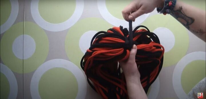 3 cool ways to make a scarf necklace out of old t shirts, Tying the t shirt yarn loops together