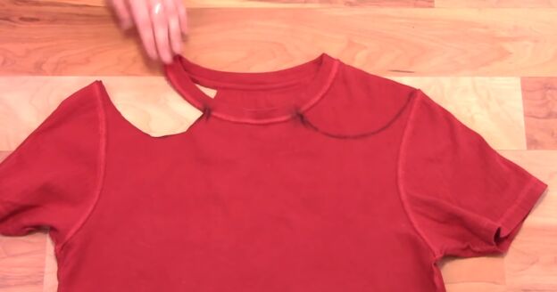 3 no sew diy t shirt cutting ideas that will give your tees new life, Step by step t shirt cut DIY