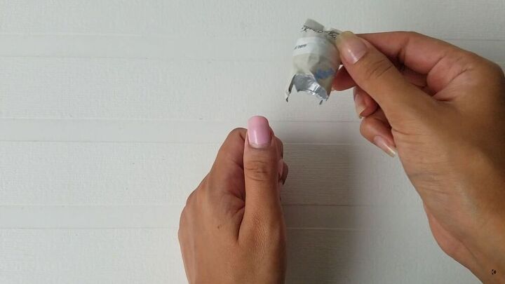 the best way to remove gel nail polish without damaging nails, Removing the foil and acetone pads