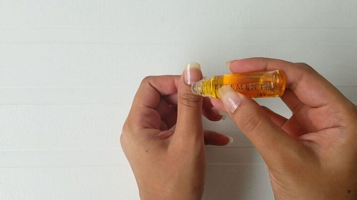 the best way to remove gel nail polish without damaging nails, Applying cuticle oil to nails and skin