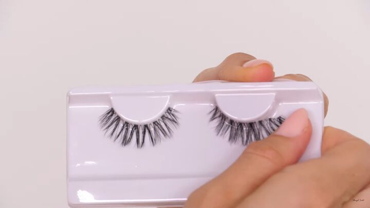 5 top tips on how best to apply remove false lashes, How to remove lashes from packaging