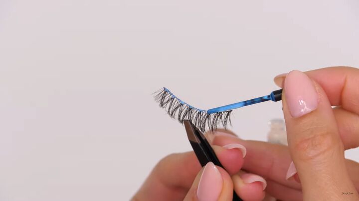 5 top tips on how best to apply remove false lashes, Applying eyelash glue to the false eyelashes
