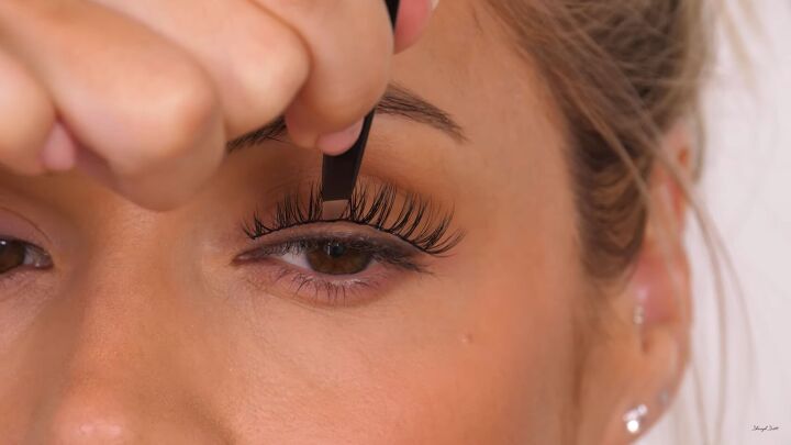 5 top tips on how best to apply remove false lashes, Applying false eyelashes with tweezers