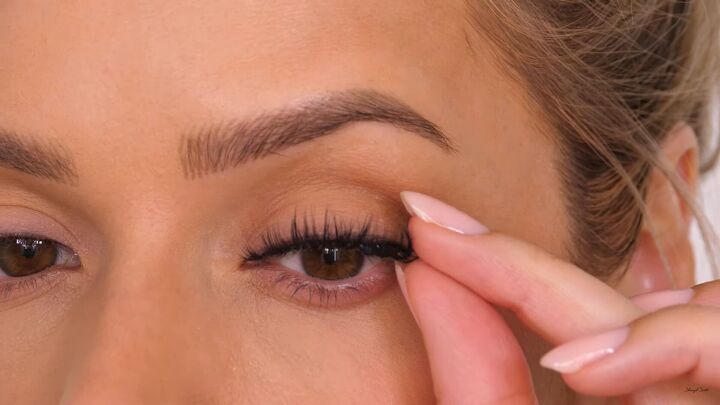 5 top tips on how best to apply remove false lashes, Adjusting false eyelashes before they dry