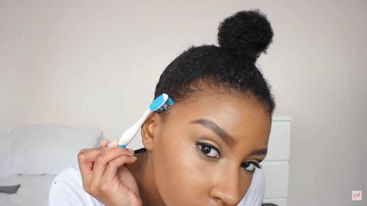 3 cute protective hairstyles for curly hair that are super easy to do, Setting edges with a toothbrush