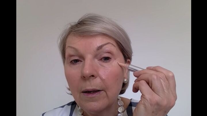 how to easily perfectly apply eye makeup for mature women, How to do eye makeup for older women