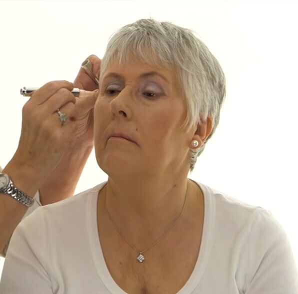 how to perfectly apply eye makeup for older women with glasses, Applying highlighter