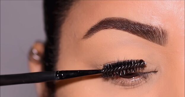 how to curl lashes without eyelash curler 5 creative curling methods, How to curl lashes using a spoolie brush