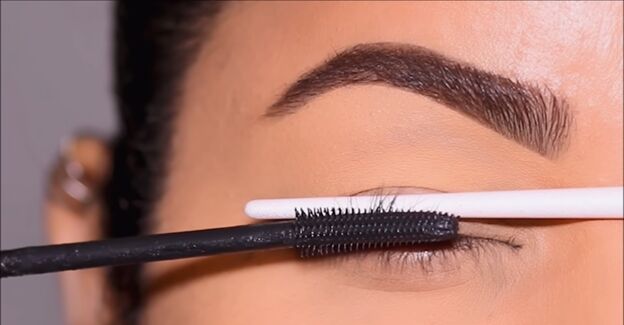 how to curl lashes without eyelash curler 5 creative curling methods, How to curl lashes using mascara