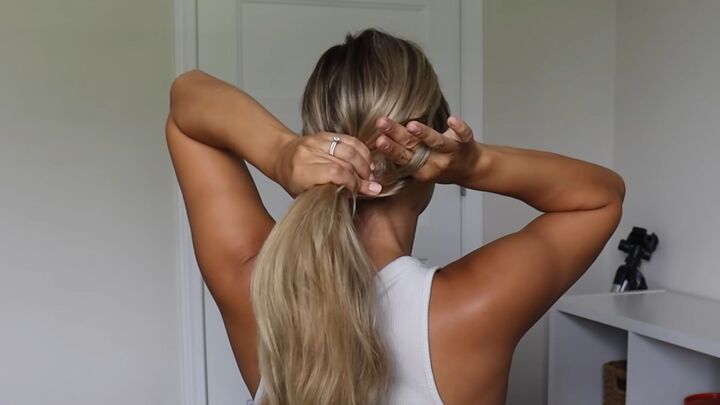 how to tie your hair without a hair tie 4 different cute ways, No hair tie ponytail