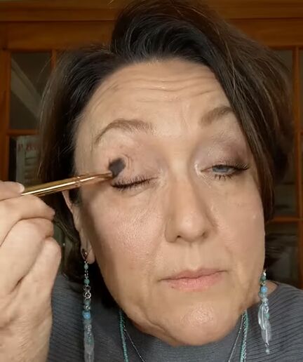 need a touch of glamour this fall try this fall eyeshadow tutorial, Applying a light colored shadow to lids