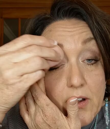 need a touch of glamour this fall try this fall eyeshadow tutorial, Priming the eyelids