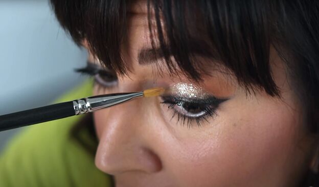 how to wear glitter eyeshadow over 40 still look sophisticated, How to wear gold glitter eyeshadow