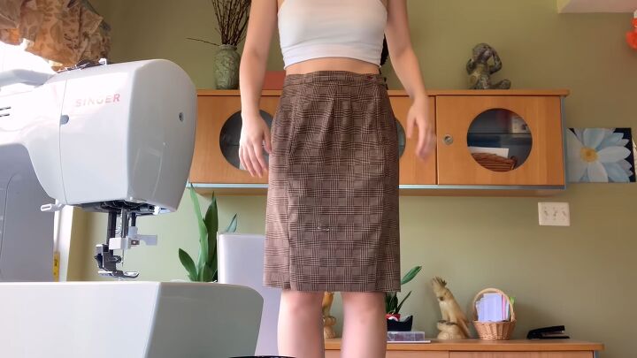2 fun thrift flip ideas inspired by brandy melville princess polly, Trying on the thrift flip skirt