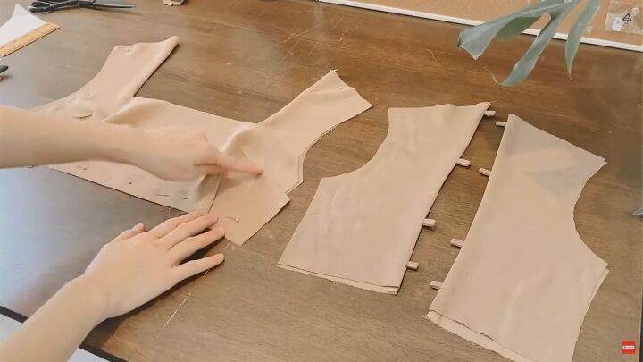 how to make puff sleeves that are giant floaty super comfortable, Making darts on the bust