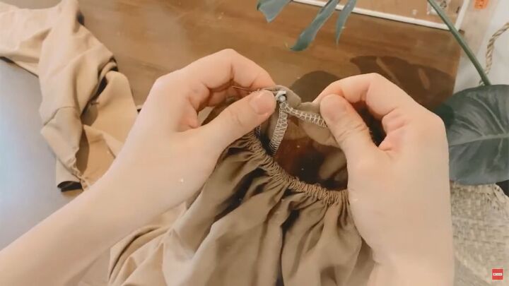how to make puff sleeves that are giant floaty super comfortable, Sewing the ends of the elastic together