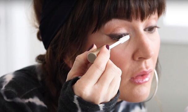 how to easily make eyelashes look longer without fake lashes, Applying eyelash primer to lashes