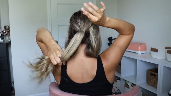 5 unique ponytails you can easily make with the topsy tail tool, Tying the back of the hair into a ponytail