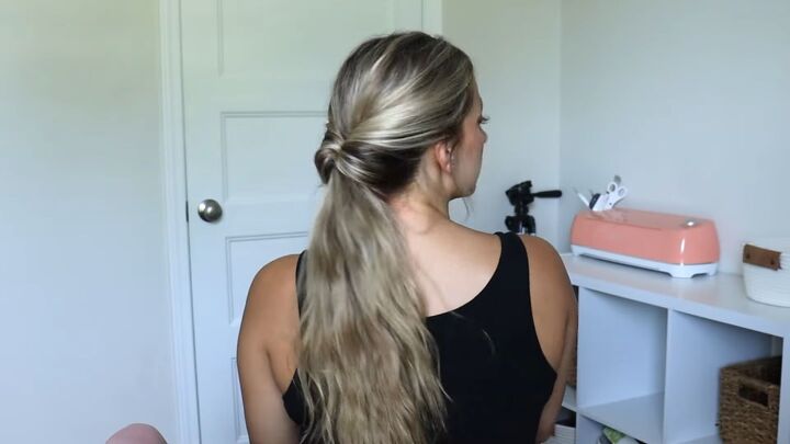 5 unique ponytails you can easily make with the topsy tail tool, How to do a ponytail with a Topsy Tail tool