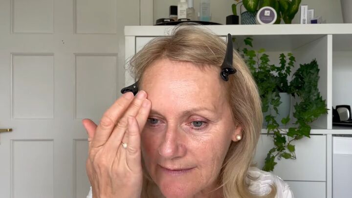 quick easy 5 minute makeup routine for women over 50, Applying a face primer