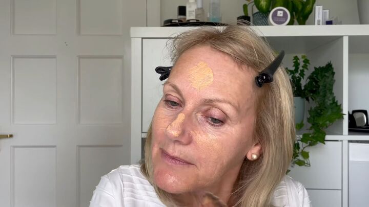 quick easy 5 minute makeup routine for women over 50, Applying foundation with a brush
