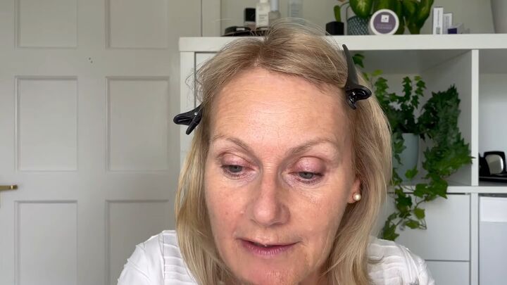 quick easy 5 minute makeup routine for women over 50, Blending foundation