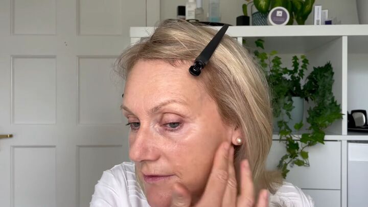 quick easy 5 minute makeup routine for women over 50, Using fingers to blend foundation