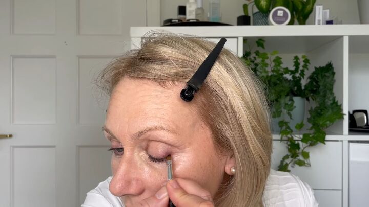 quick easy 5 minute makeup routine for women over 50, Applying dark eyeshadow along the lashline